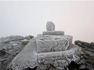 玉山降初雪化身白色王国 主峰线结冰湿滑、标高石碑结雾淞