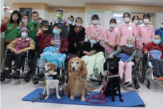 浪浪化身服務犬與長者互動 護理之家阿公、阿媽許願再來玩
