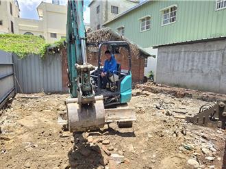 台中低收3兄弟擠5坪土角厝 里長攜手警友募57萬助建新屋