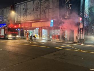 桃園燒肉店深夜驚傳火警 波麗士扛滅火器衝百米搶救