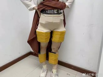 腿綁70個手機螢幕 陸女走路卡卡遭海關識破