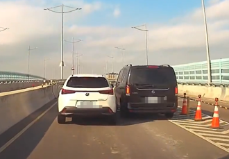 看到方向燈就高潮？直行車加速「不願讓道」釀擦撞 網挺：為何要讓