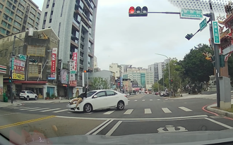 又是切西瓜？行人遭撞「飛上引擎蓋」 網酸：需庇護島拯救市民