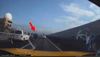 救護車狂鳴笛按喇叭 貨車就是不讓！網轟：罰款太輕了