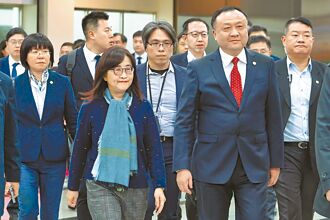 華源紅領帶 林奕華藍灰圍巾接機