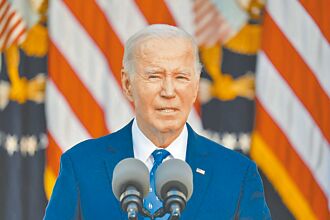 拜登老朽的背影