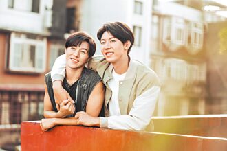 游書庭牽劉丞狂轉圈 男男戀引阿公竊笑