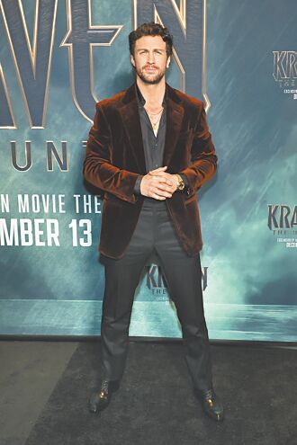 亞倫泰勒強森英倫紳士風