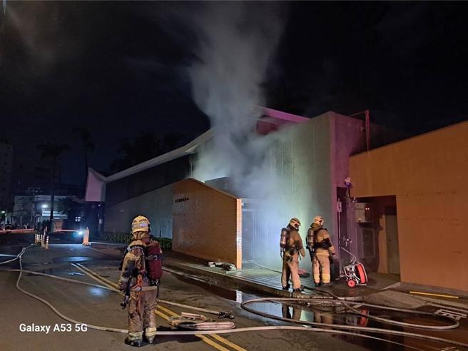 南台科技大学校水资源回收中心17日凌晨火警，现场窜出浓烟。（读者提供／曹婷婷台南传真）