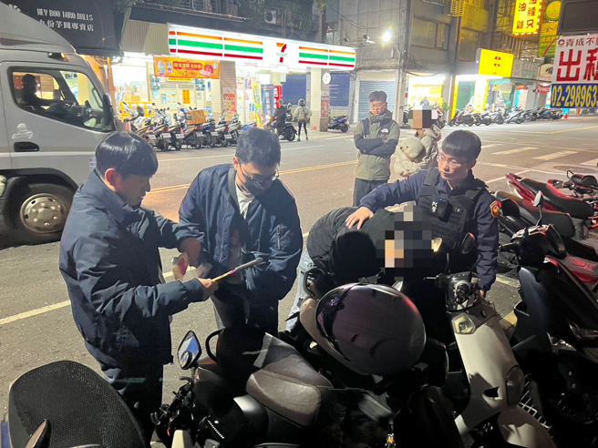 吴男遭攻击后，自行开车至光明派出所报案，画面为员警查获犯嫌，并起获作案西瓜刀。（图 / 刘咏韵翻摄）