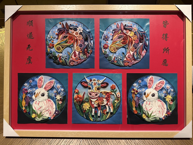 龚正致赠蒋万安一家五口生肖的知名卷纸画。（北市府提供）