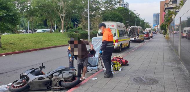 台北市松山区八德路一段，今上午发生机车、脚踏车及行人的车祸事故，共计5人受伤。（图 / 刘咏韵翻摄）