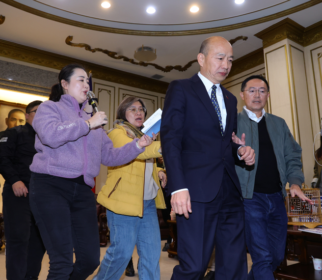 立法院内政委员会16日审查选罢法，蓝绿爆发衝突，民进党团痛批蓝委不让他们进会议室开会就将草案送出委员会，要求立法院长韩国瑜（前）主持公道。（资料照,刘宗龙摄）