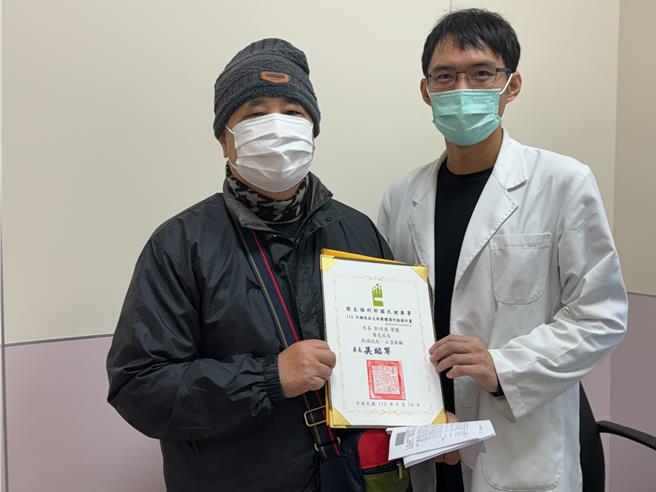 刘姓男子（左）曾获糖尿病优良病友奖，开心与新陈代谢科医师陈昱玮（右）分享喜悦。（院方提供／李京升台中传真）