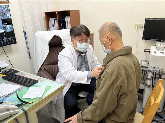 陈丰霖诊所院长陈丰霖指出，气温一下子变太冷，对长者是很大的威胁，尤其是原来就有高血压的病患风险更高。（冯惠宜摄）