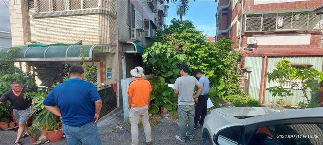花莲吉安乡吉祥六街1段长约8米道路属私人土地，长年杂草丛生，居民若要通往其他道路考量安全多半绕路而行，为生活带来不便；图为道路打通前。（吉安乡公所提供／罗亦晽花莲传真）