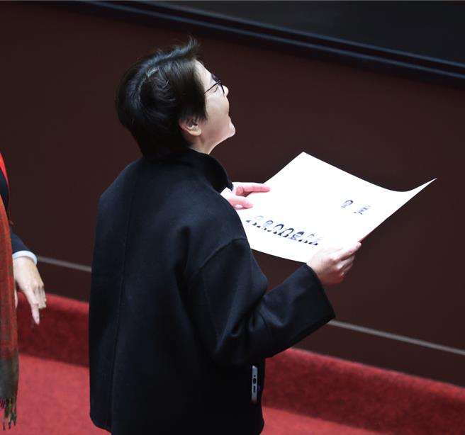 立法院17日院会行使考试委员同意权投票，立委黄珊珊似乎发现自己盖错选票章，抬头询问院长怎么办。（姚志平摄）