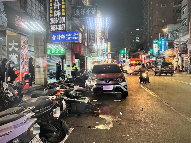 43岁潘姓男子昨（16）日行经新北市树林区树新路时，疑因精神不济，先是追撞路边临停女骑士后，再衝撞路边停放的机车。（翻摄画面）