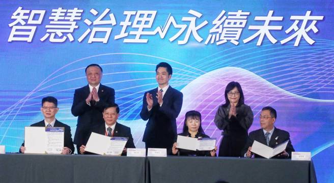 2024台北上海双城论坛17日登场，今年主题定调「智慧治理、永续未来」，台北市市长蒋万安（前右）和上海市副市长华源（前左）在结束开幕式后，ㄧ同离开会场。（赵双杰摄）