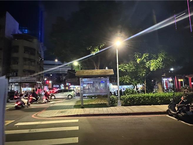 瑠公圳公园新装路灯，始行穿线环境是县清晰改善。（台北市工务局公园处提供）