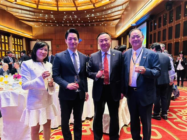 上海市副市長華源（右2）在雙城論壇致詞時表示，即起積極推動上海旅客來台團體旅遊，台北市觀光發展協會理事長陳怡璇（左1）受訪時表示，期待兩岸從小規模良性互動走向全面開放。（台北市觀光發展協會提供／陳祐誠台北傳真）