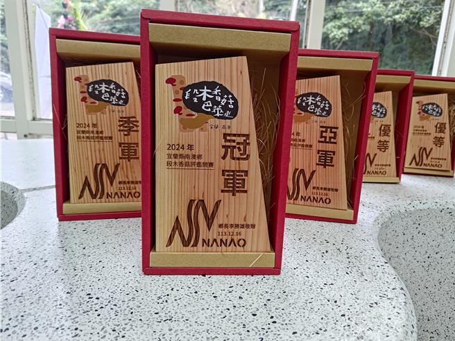 得奖者能获得以国产柳杉制成的奖杯。（林业及自然保育署宜兰分署提供／吴佩蓉宜兰传真）