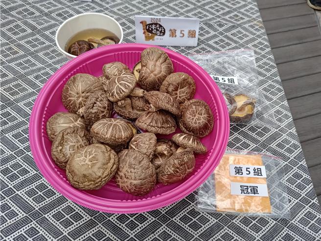 邀请专门委员针对参赛香菇身家进行各项评鑑，评鑑项目包含直径大小与开度、重量、外观、香菇弹性与香气。（林业及自然保育署宜兰分署提供／吴佩蓉宜兰传真）