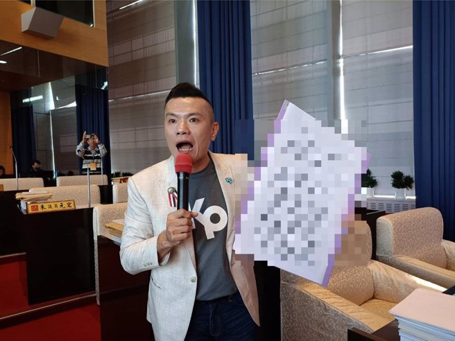 市议员江和树今天开议前陪同受害者家长出面控诉，随后在质询问「市长妈妈，有办法接受吗？」（陈淑娥摄）