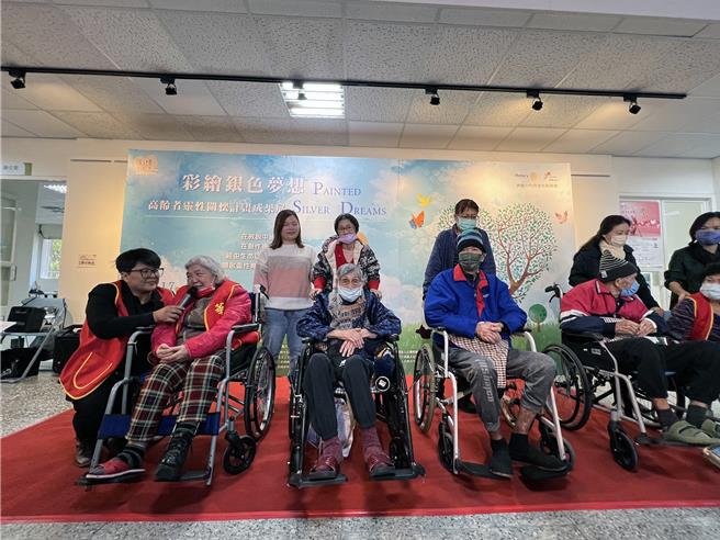 參與「彩繪銀色夢想」靈性關懷計畫的老人家，在志工的陪伴下，透過圖文創作回顧自己的生命故事，也療育心靈。（洪榮志攝）