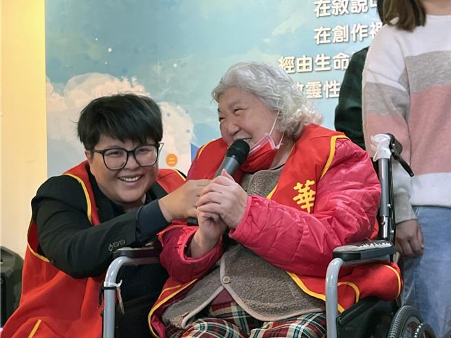 參與「彩繪銀色夢想」靈性關懷計畫的老人家，在志工的陪伴下，透過圖文創作回顧自己的生命故事，也療育心靈。（洪榮志攝）