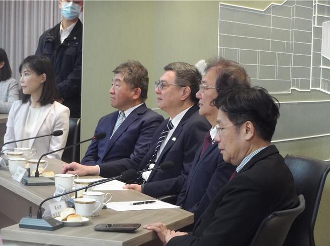 行政院长卓荣泰17日率领卫福部长邱泰源及政委陈时中，视察卫生福利部台北医院。（张铠乙摄）