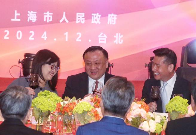 台北上海双城论坛17日顺利结束后，上海市政府由副市长华源（后中）代表设宴答谢，台北市副市长林奕华（后左）以及台北市议会议长戴锡钦（后右）应邀出席。（赵双杰摄）
