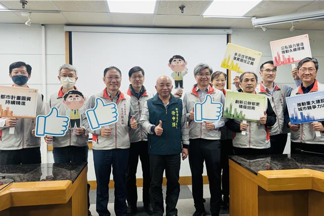 台南市政府都发局积极投入社宅推动等各项重大建设，今天举行年终记者会。（曹婷婷摄）