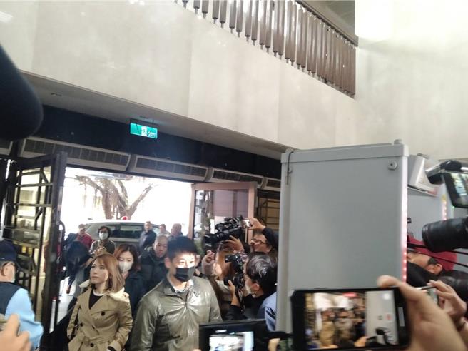 民眾黨立法院黨團主任陳智菡與丈夫民眾黨副祕書長許甫（陳志賢攝）