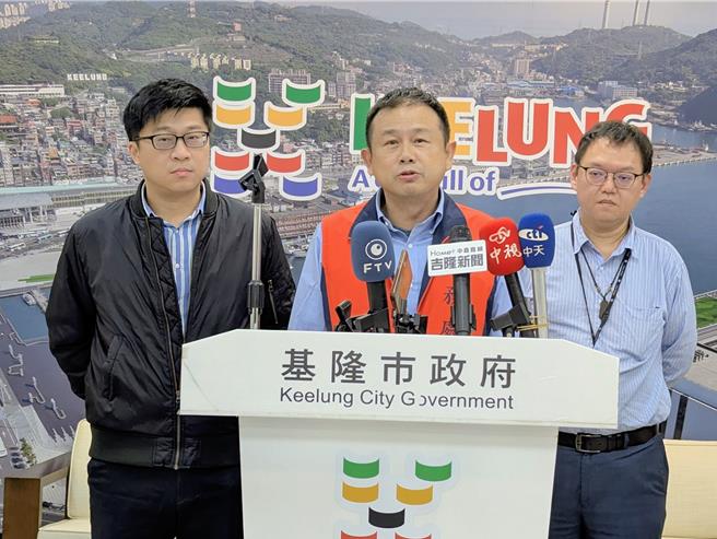 基隆市暖暖区16日发生污水下水道施工相关争议，市府工务处长陈耀川（中）、都发处长谢孝昆（左）共同说明。（张志康摄）