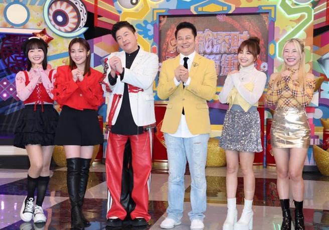 篮篮（左起）、张文绮、曾国城、徐乃麟、徐凯希、巫苡萱。（池宗玲摄）