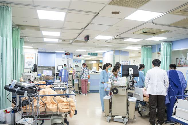 天气冷飕飕，彰化县16日上午8时到17日上午8时，有4人OHCA送医，医师提醒民眾注意保暖。（彰基提供／叶静美彰化传真）