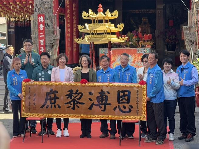 副總統蕭美琴17日在民進黨立委何欣純等人陪同下，前往台中市太平區太和宮贈匾。（潘虹恩攝）