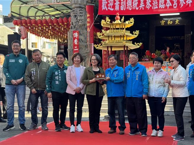 副總統蕭美琴17日在民進黨立委何欣純等人陪同下，前往台中市太平區太和宮贈匾，太和宮主委陳啟煌也回贈紀念幣給蕭美琴。（潘虹恩攝）