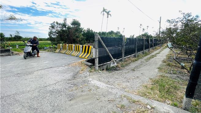 台東市雲南路瓶頸道路拓寬工程通車延期，農民自闢田間小徑通行，節省時間及油錢。（蕭嘉蕙攝）