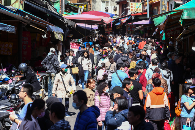 知名景点淡水老街每到假日都有许多游客到访。（资料照／邓博仁摄）