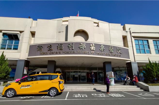 苗栗縣衛福部苗栗醫院大廳傳出輕快悅耳的音樂聲，樂音穿透空間，溫暖著每一位患者、家屬及醫護人員，為醫院增添久違的溫馨與活力。（呂麗甄攝）