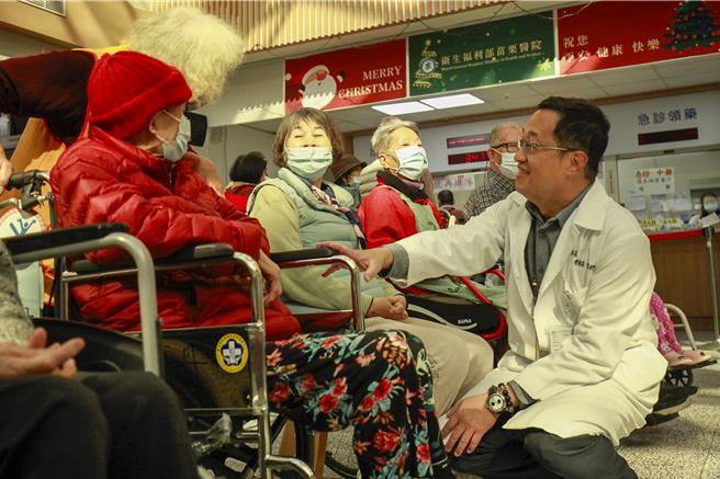 苗栗縣衛福部栗醫院長徐國芳(左一)與院內長輩們互動。（呂麗甄攝）
