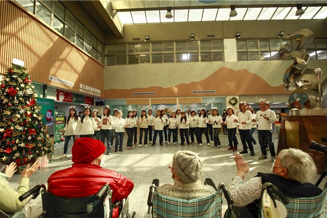 苗栗縣優樂合唱團帶來多首經典歌曲演出，包括《微風往事》《外婆的澎湖灣》等熟悉旋律，喚起現場觀眾的美好回憶。（呂麗甄攝）