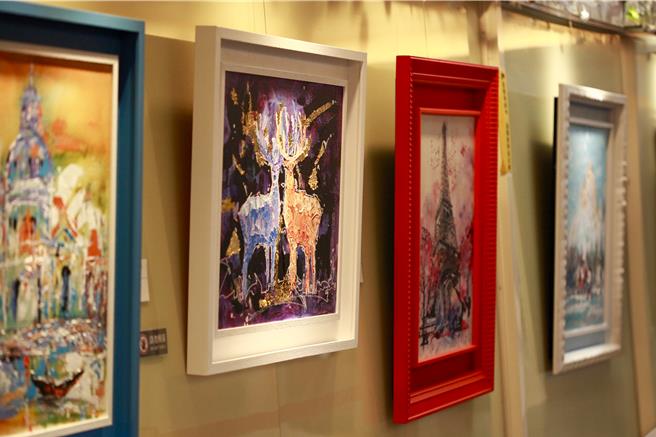 苗栗縣衛福部苗栗醫院友善藝廊的「風華綻放-看見幸福」畫展也將延續至明年農曆春節後，歡迎民眾前往參觀，感受藝術與幸福的交織之美。（呂麗甄攝）