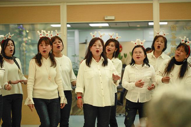 苗栗縣優樂合唱團帶來多首經典歌曲演出，包括《微風往事》《外婆的澎湖灣》等熟悉旋律，喚起現場觀眾的美好回憶。（呂麗甄攝）