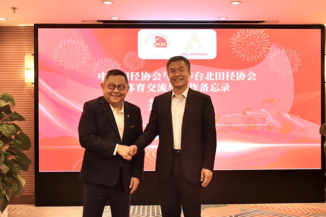 中華田協榮譽理事長蔡辰威(左)率領中華田協團隊前往大陸與中國田徑協會主席孫遠富(右)簽訂合作備忘錄。(中華田協提供)