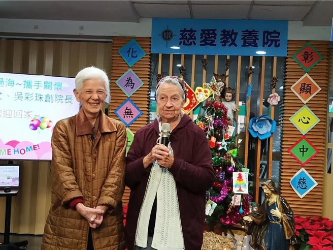 吴彩珠（左起）、谢容眾50多年前共同为障碍儿努力，至今自髮苍苍仍想为他们尽一份心力，希望早日募集5000万元经费，让彰化慈爱教养院新建教室能在明年6月如期启用。（叶静美摄）