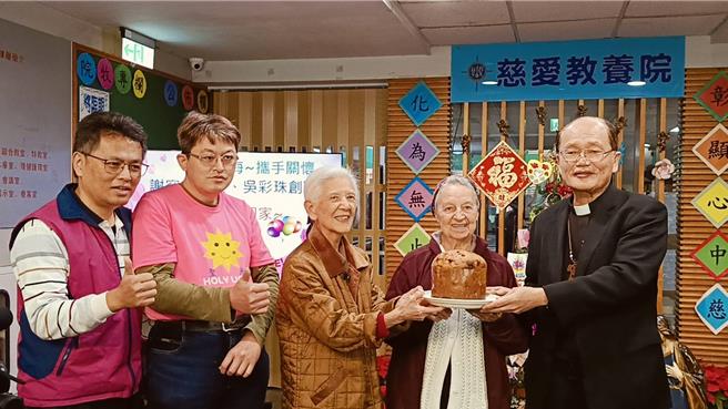 彰化慈爱教养院生送上自制蛋糕表达感谢。（叶静美摄）