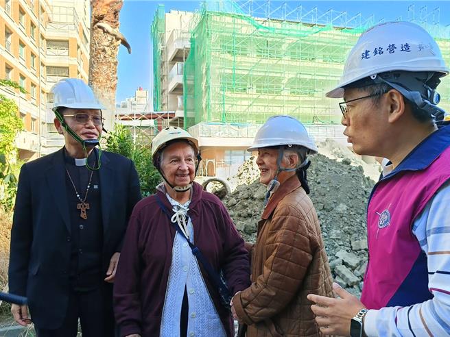 谢容眾（右二）、吴彩珠（左二）视察彰化慈爱教养院新建教室新建工程工地。（叶静美摄）